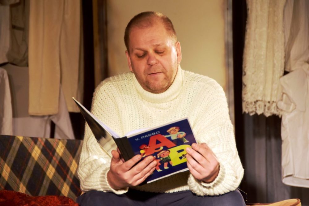 aabits-on-etenduses-rekvisiit-1024x683